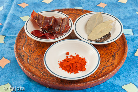 Pimiento choricero, laurel, pimienta y pimentón picante