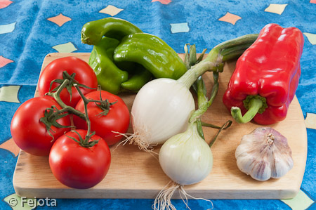 Tomate, cebolla, ajo, pimientos verde y rojo